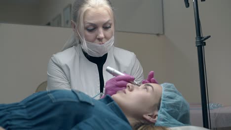un especialista en cosmetología que habla aplica maquillaje permanente