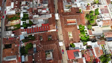 4k calle peatonal en san cristóbal de las casas, chiapas durante las elecciones, con carpas de votación blancas
