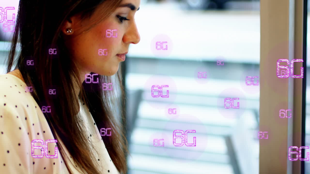 animación de textos de 6g sobre una hermosa mujer caucásica trabajando en una computadora portátil