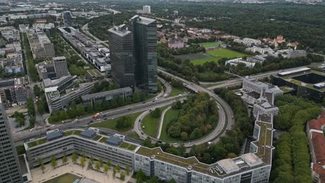 infraestructura de transporte de la ciudad de múnich, vehículos en movimiento en la zona comercial