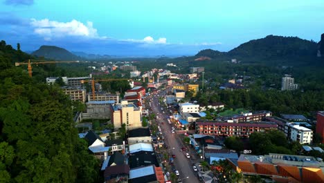 Luftaufnahmen-Der-Hauptstraße-In-Ao-Nang-Beach,-Krabi,-Südthailand