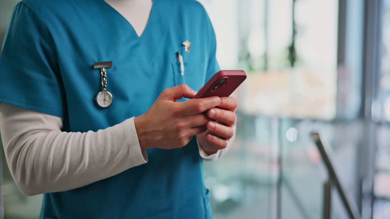 Profesional de la salud usando un smartphone para comunicarse.