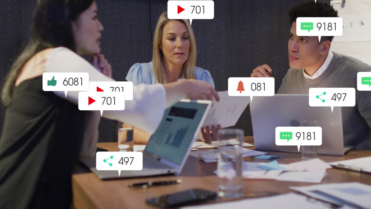 animación del procesamiento de datos de las redes sociales sobre diversas personas de negocios en la oficina