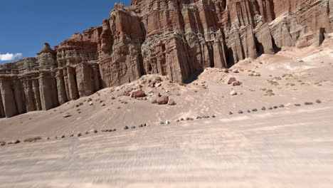 volando a lo largo de los contornos del suelo del desierto