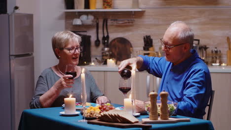 Älteres-Paar,-Das-Spaß-Beim-Trinken-Hat