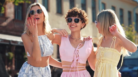 tres amigas disfrutando de un día de verano