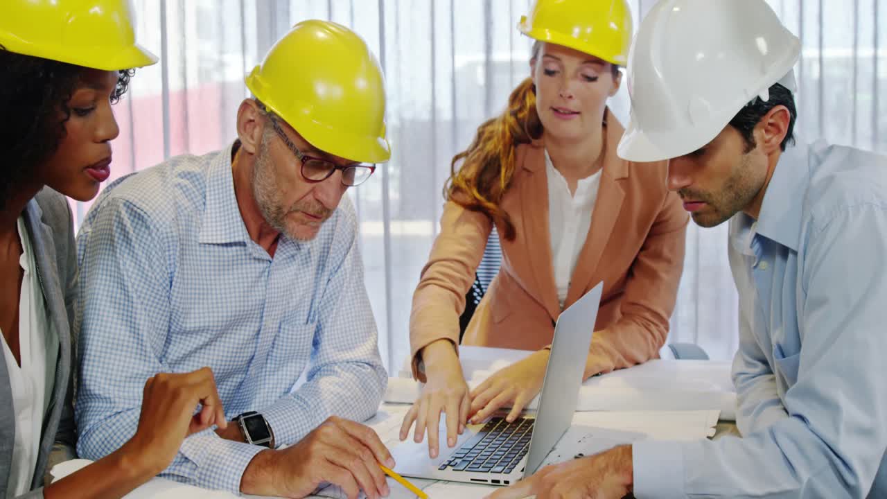 mujer de negocios y compañeros de trabajo discutiendo el plan