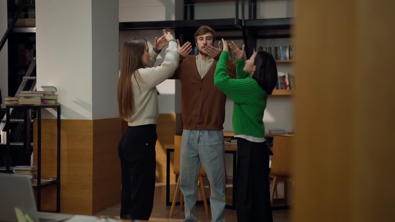 도서관 에서 집단 토론