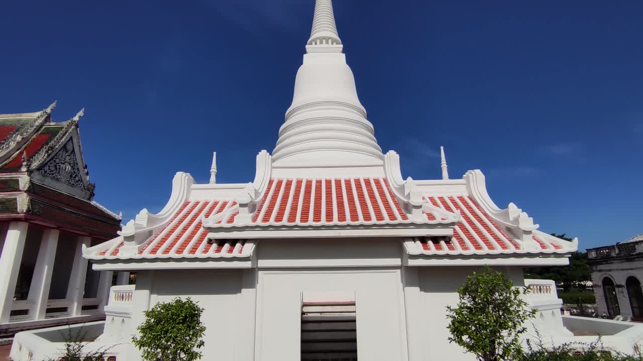 diseño exterior de templo asiático blanco y rojo, sin gente