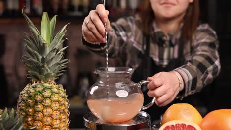 preparando un cóctel de frutas