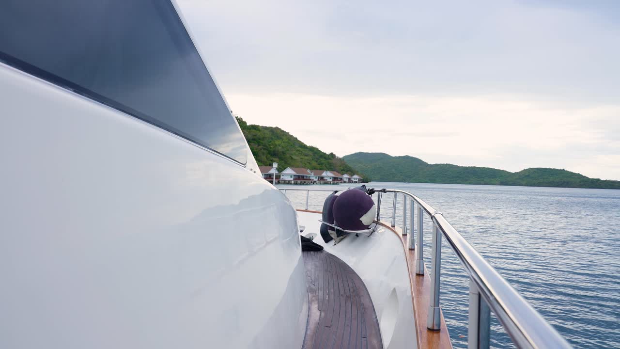 toma estática en un yate navegando a cámara lenta 4k