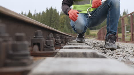 trabajador ferroviario que realiza el mantenimiento de las vías ferroviarias