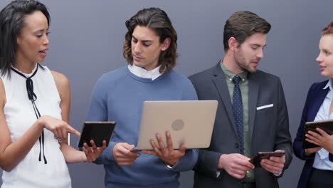 grupo de ejecutivos que usan portátiles y tabletas digitales 4k