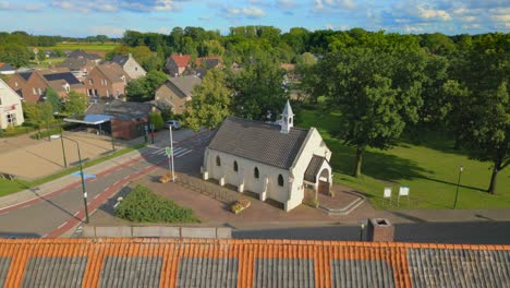 exterior de la capilla católica en el pueblo de cranendonck de gastel en el brabante rural
