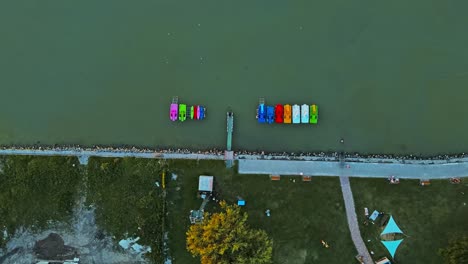 Imágenes-Aéreas-De-Drones-De-4k-De-Balatonmáriafürdő,-Un-Pueblo-Ubicado-En-La-Orilla-Sur-Del-Lago-Balaton-En-El-País-De-Somogy,-Hungría