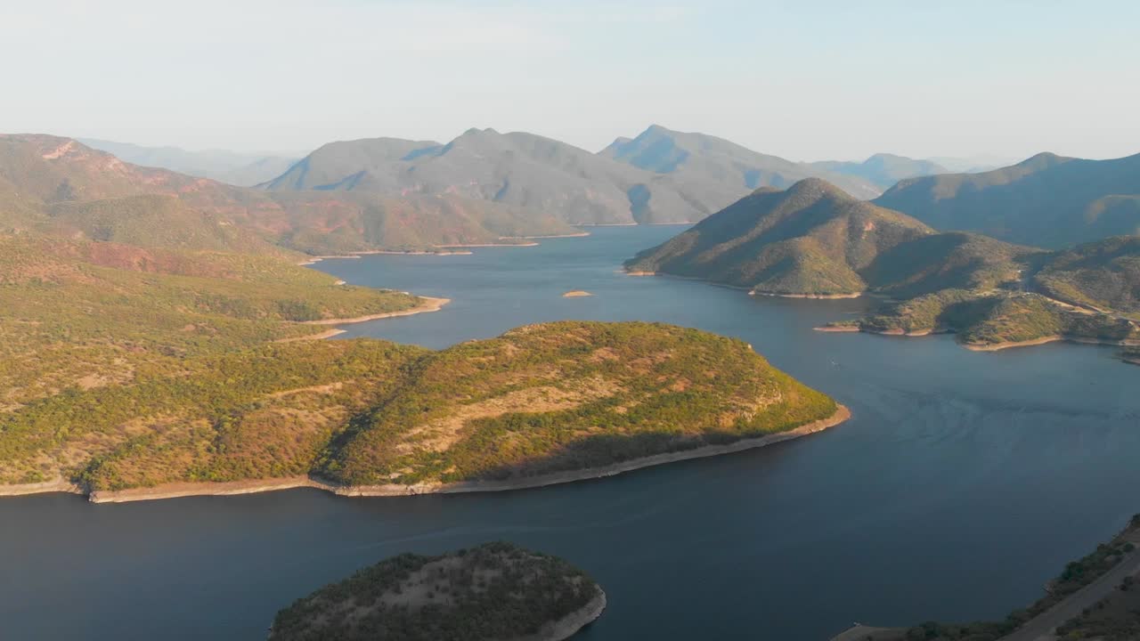 바다로 둘러싸인 섬의 드론 영상