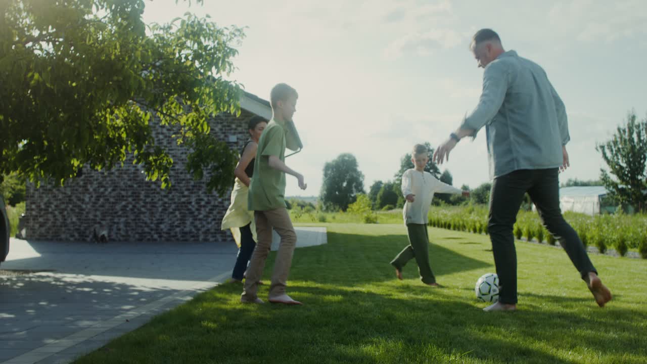 familia disfrutando de un día al aire libre