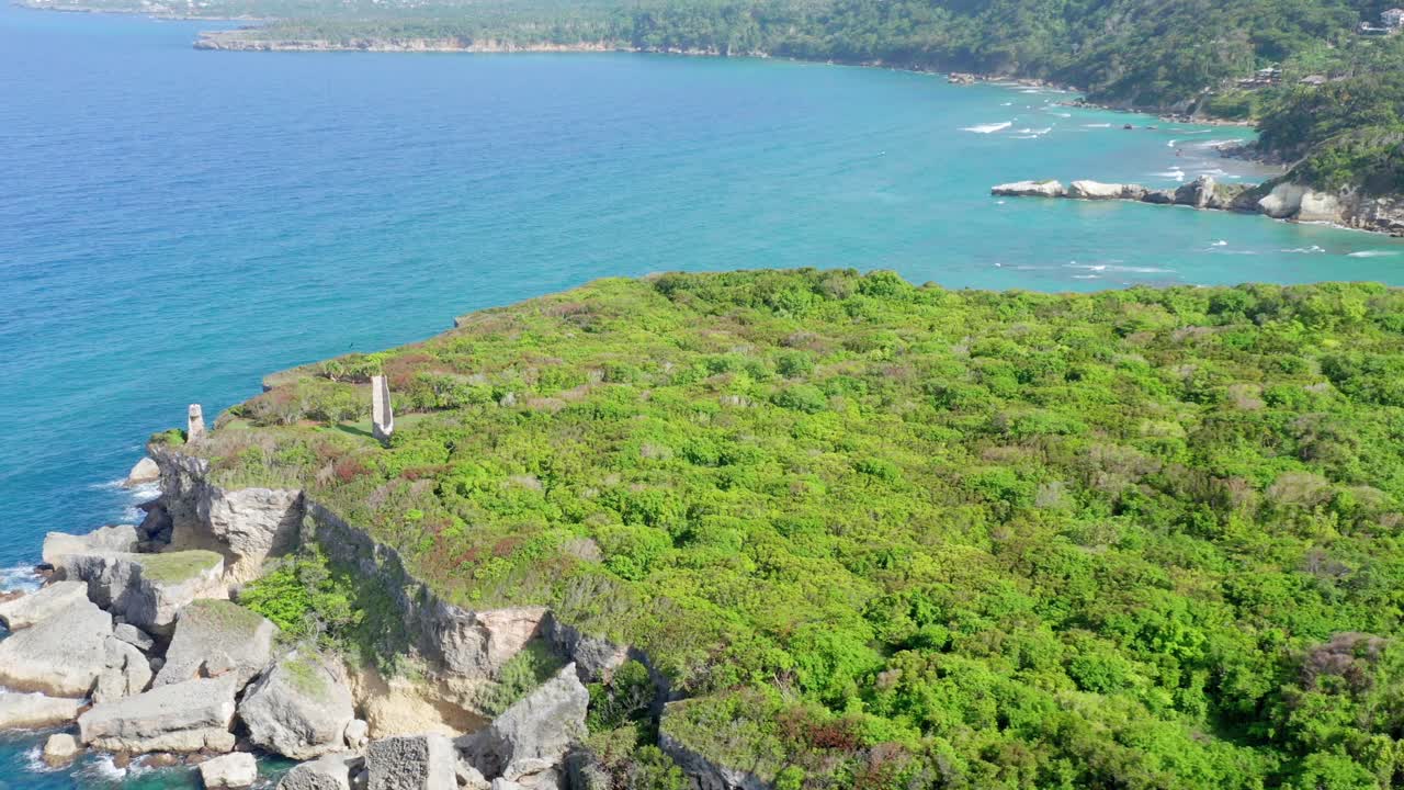 antena dando vueltas sobre los acantilados del cabo francés