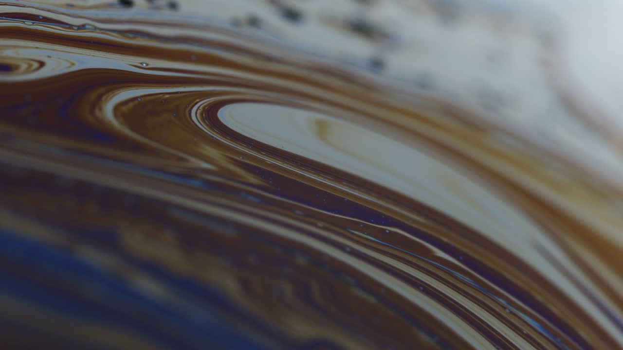 카라멜 색의 줄무가 있는 비누 거품의 표면에서 찍은 매크로 추상