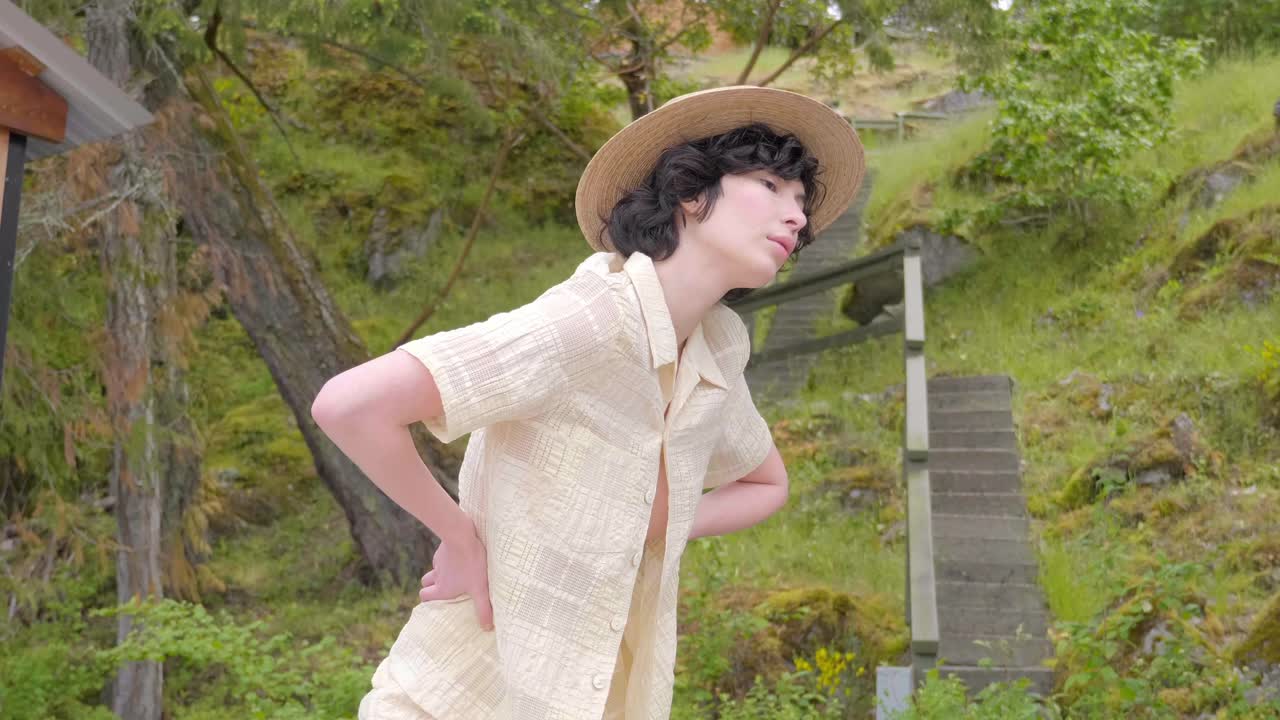 패션 촬영을 위해 포즈를 취하는 캐주얼 옷을 입은 백인 여성 모델