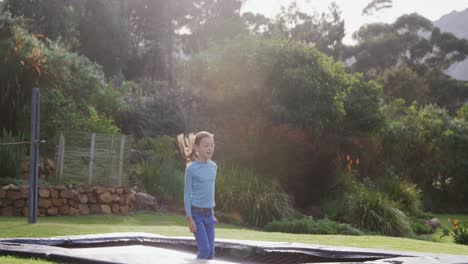 Niña-Saltando-Felizmente-En-Un-Trampolín-4k-4k