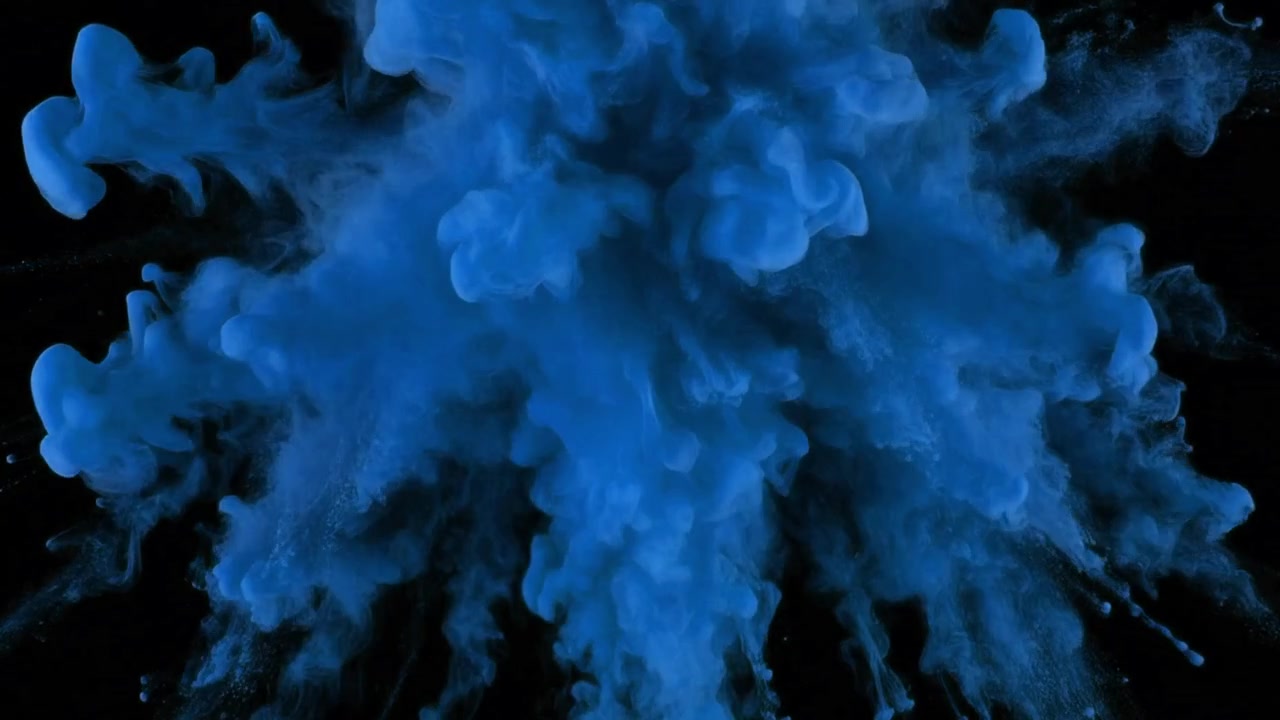 Esplosione di polvere blu su sfondo nero