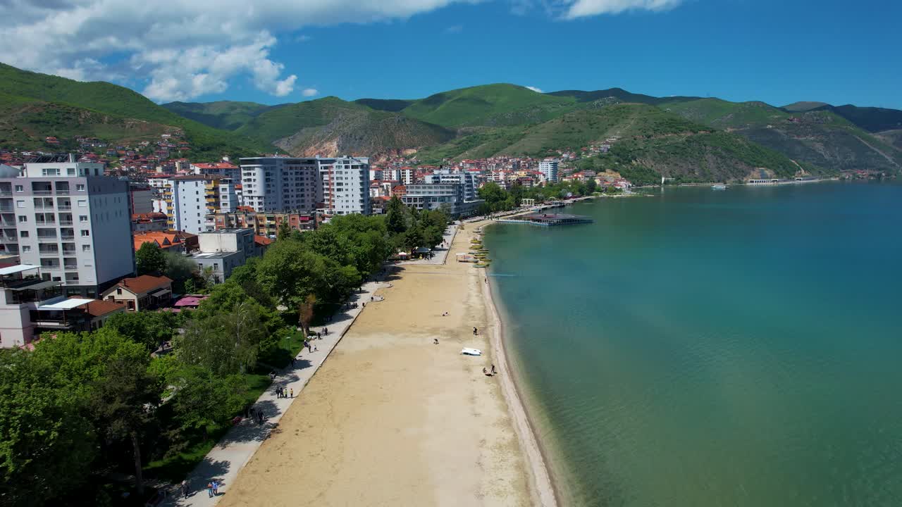 Pogradec'teki Ohri Gölü Kıyısında Yazın Güneşlenenleri Bekleyen Boş Plaj