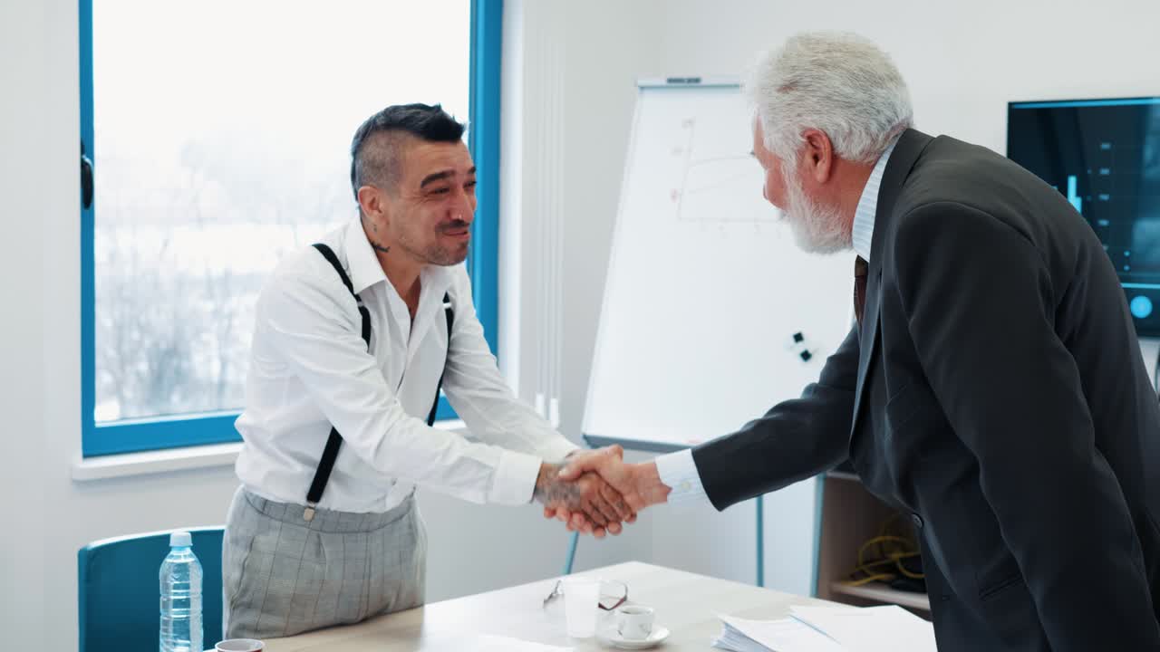 Homem adulto feliz apertando a mão do empregador ao ser contratado para um novo emprego. Gerente masculino profissional experiente apertando a mão de um cliente fechando um negócio. Um novo acordo foi fechado
