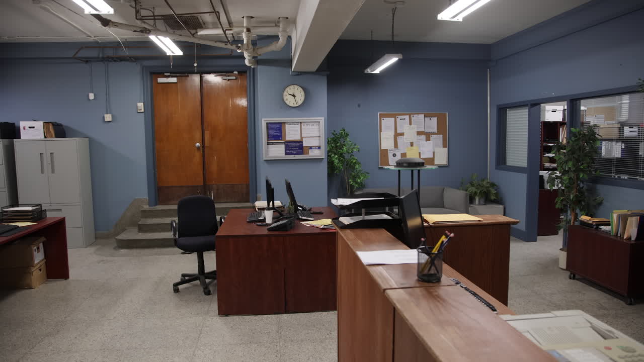 la comisaría de policía está estableciendo un tiroteo sin gente.