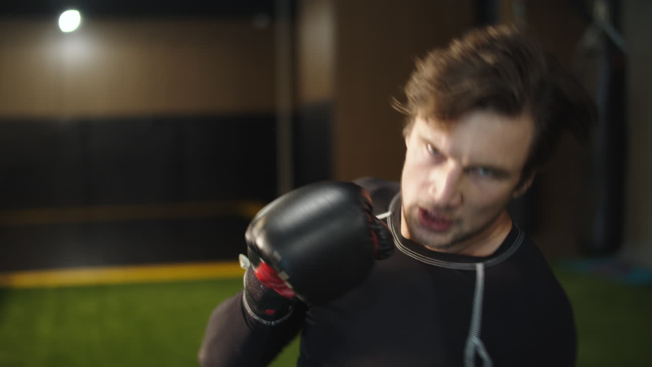 스포츠 클럽 에서 권투 타격 을 연습 하는 공격적 인 운동 선수