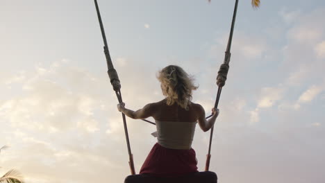 mujer en cámara lenta balanceándose sobre la jungla al amanecer chica de viaje disfrutando de vacaciones exóticas en el swing en la selva tropical estilo de vida de vacaciones libertad 4k