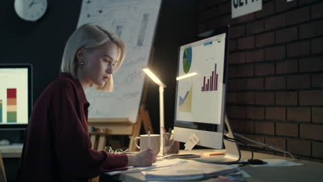 Mujer-De-Negocios-Con-Exceso-De-Trabajo-Trabajando-En-La-Computadora-En-La-Oficina-Nocturna.