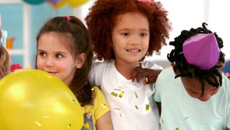 animação de confete sobre crianças em festa de aniversário