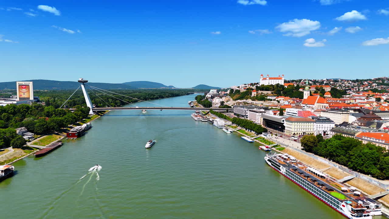 Bateaux et bateaux fluviaux naviguant sur le Danube près du pont UFO. Perspective aérienne sur le magnifique paysage urbain de la vieille ville de Bratislava, Slovaquie.