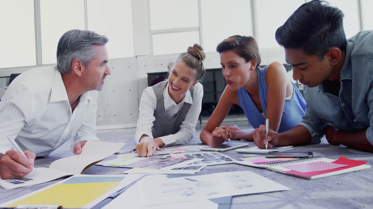 ejecutivo discutiendo durante la reunión 4k