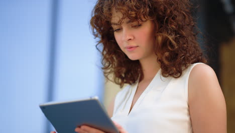 joven mujer de negocios usando tableta al aire libre