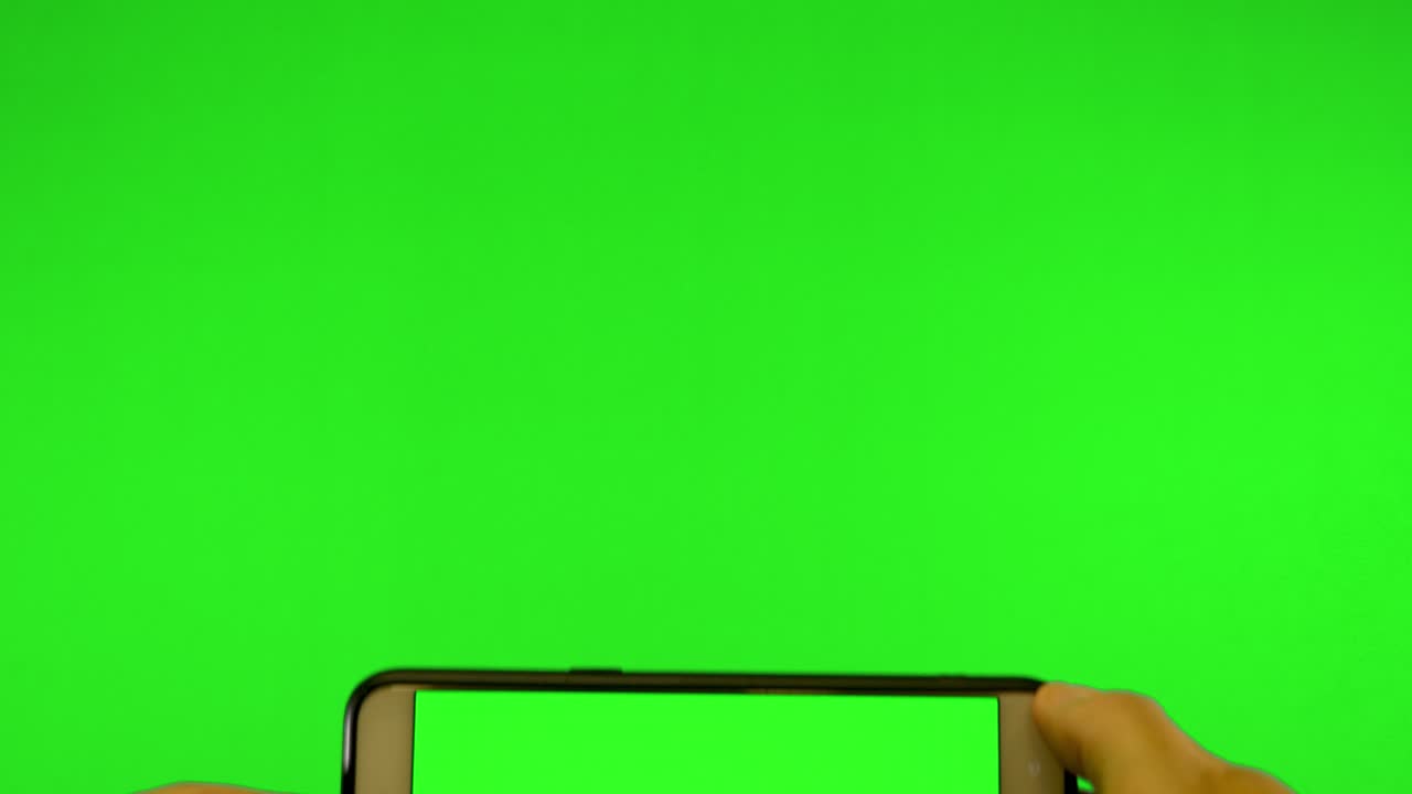 tablet con schermo verde e dispositivo commerciale chromakey con sfondo verde che utilizza filmati