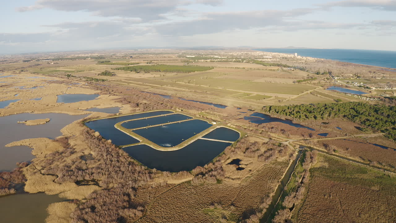 el tanque de purificación de agua vista aérea del dron hora de la puesta del sol vendres francia aérea