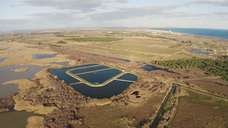 el tanque de purificación de agua vista aérea del dron hora de la puesta del sol vendres francia aérea