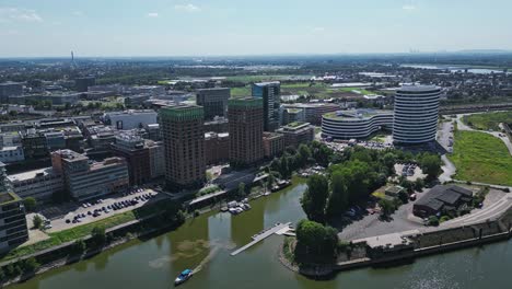 luchtfoto van de stad düsseldorf, duitsland en een aantal indrukwekkende architectuur