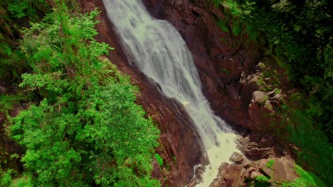 Toma-Aérea-De-Una-Cascada-Con-Un-Dron