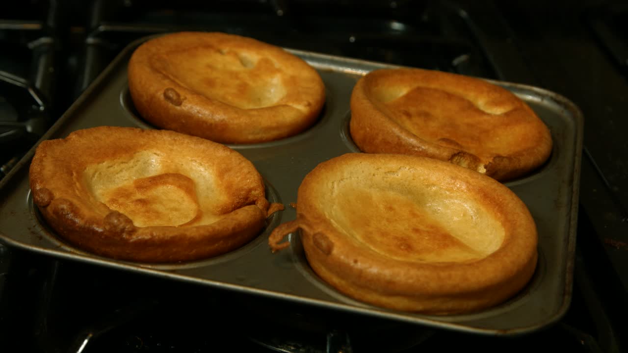 pudines dorados de yorkshire recién salidos del horno después de cocinar