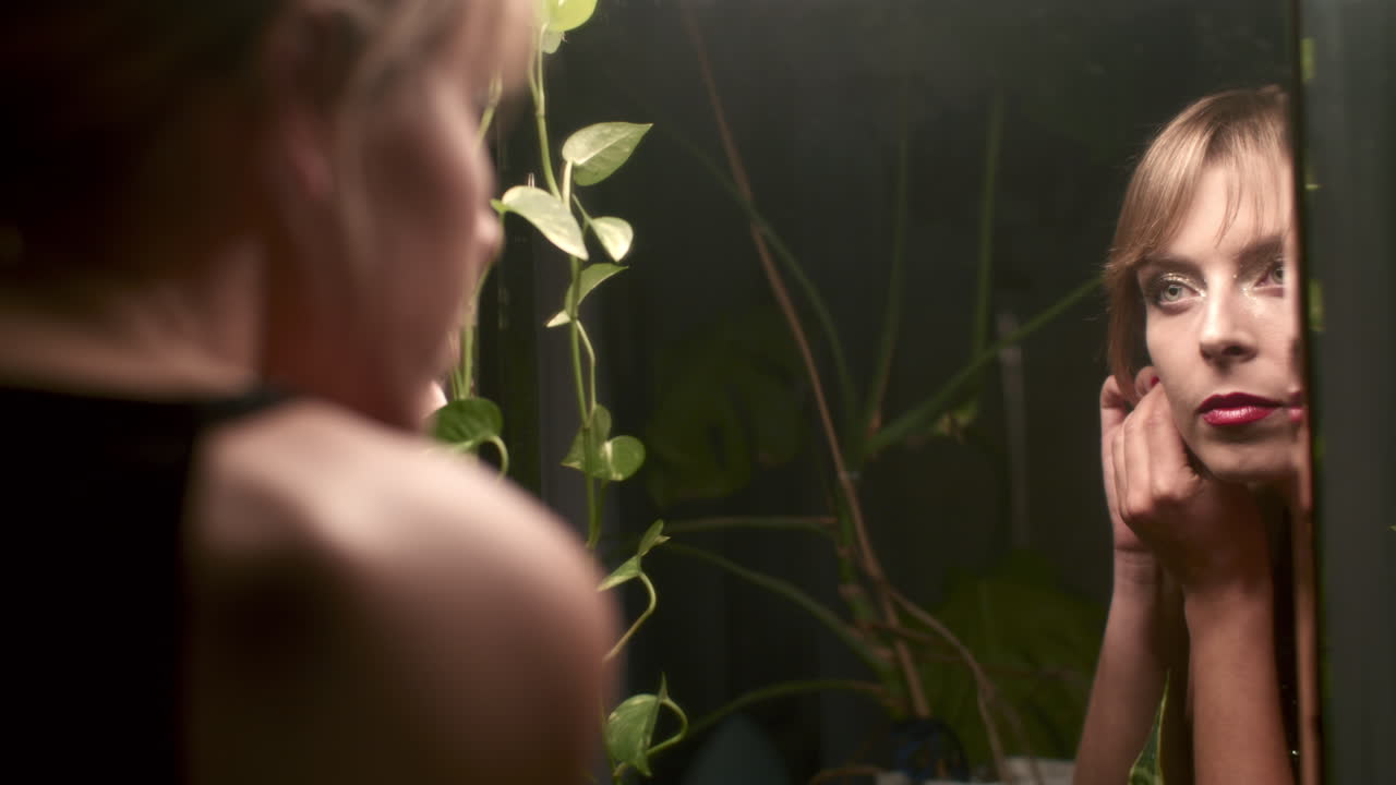 거울 앞 에서 메이크업 을 하는 여자