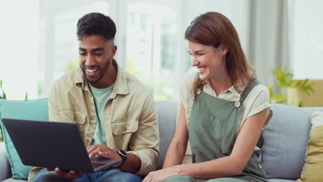 feliz, sofá y pareja riendo en la computadora portátil