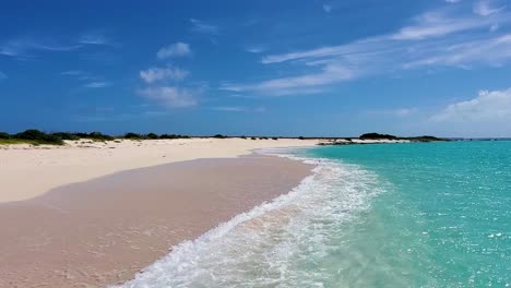 Impresionante-Salpicadura-De-Agua-Y-Movimiento-En-La-Playa-De-La-Costa,-Mar-Caribe-De-Cristal-Claro-Sobre-Arena-Blanca