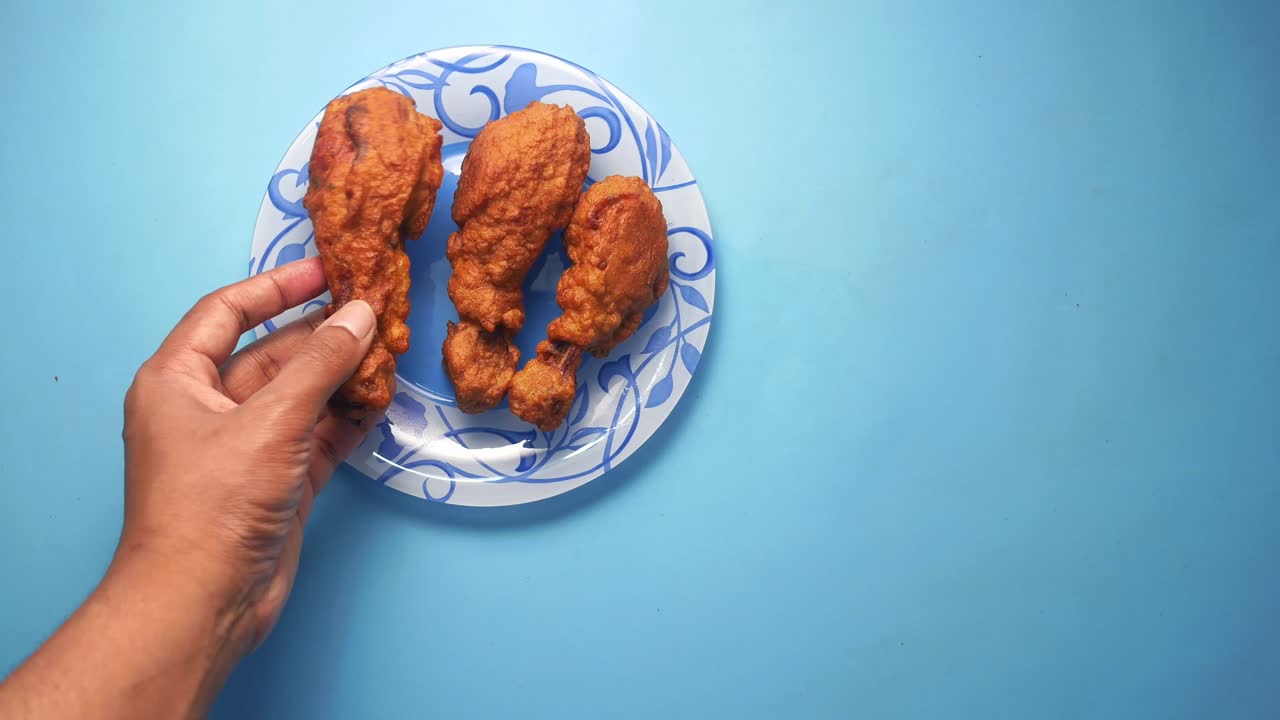 patas de pollo fritas y crujientes en un plato