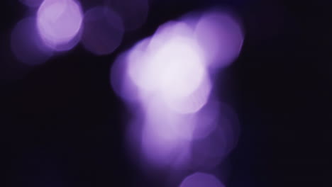 video de puntos de luz bokeh blancos y púrpuras parpadeantes con espacio de copia