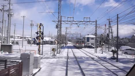 tren pov en vías cubiertas de nieve en camino a nagano, japón