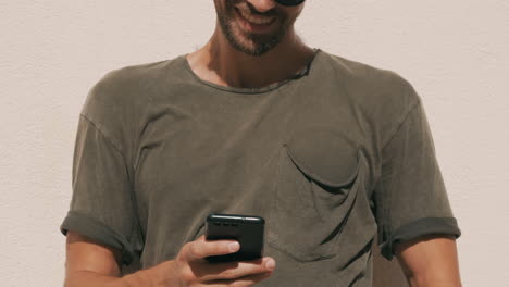 hombre usando el teléfono al aire libre