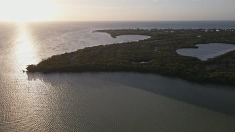 Minutenzoom-Drohnenaufnahme-Einer-Kleinen-Insel-In-Mexiko-Bei-Sonnenuntergang